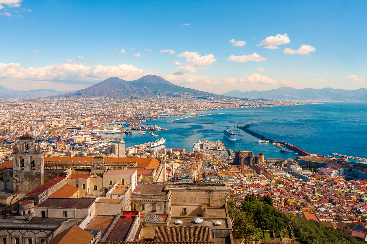 Veduta panoramica di Napoli al tramonto